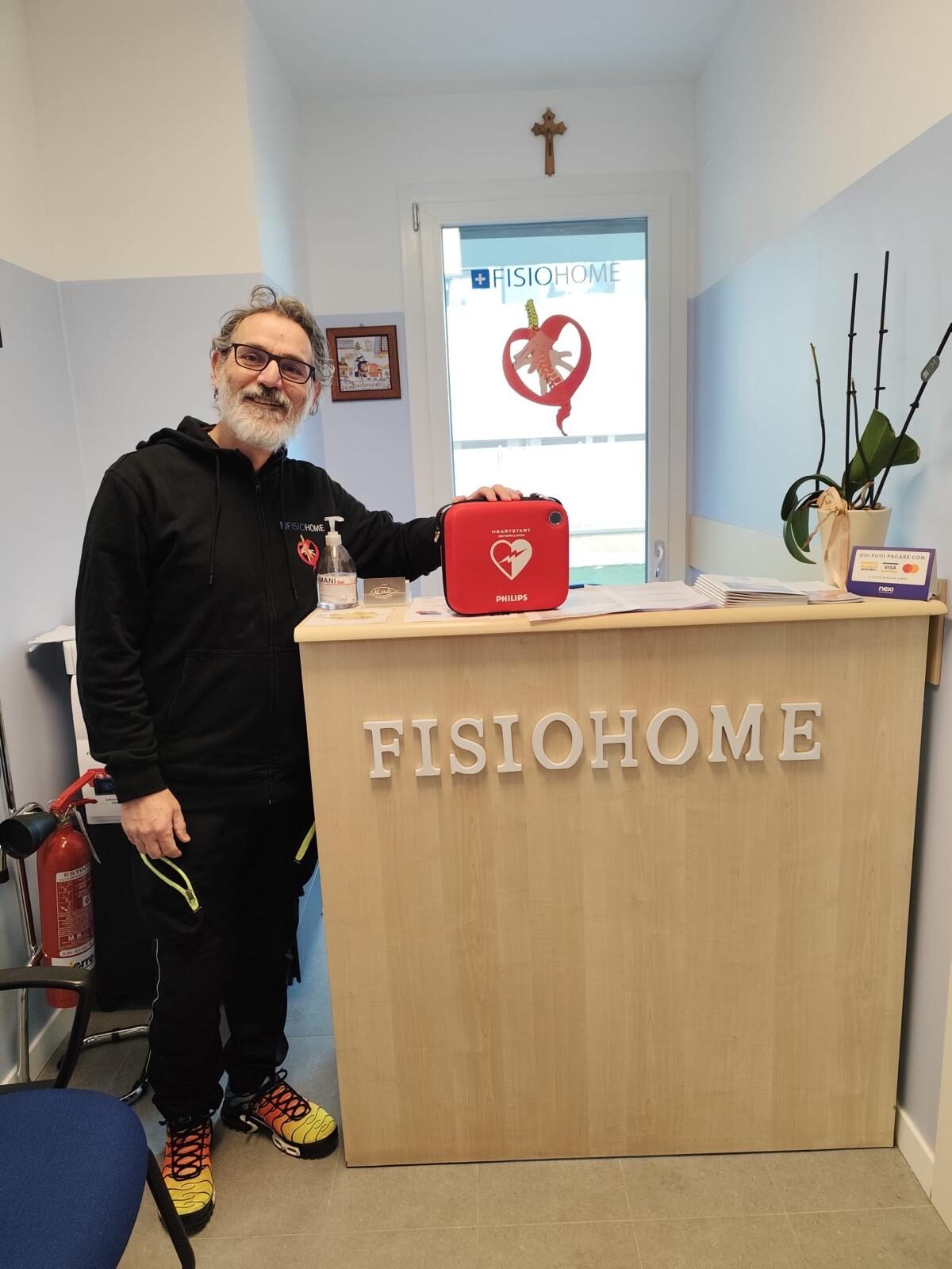 Defibrillatore DAE all'ingresso dello studio