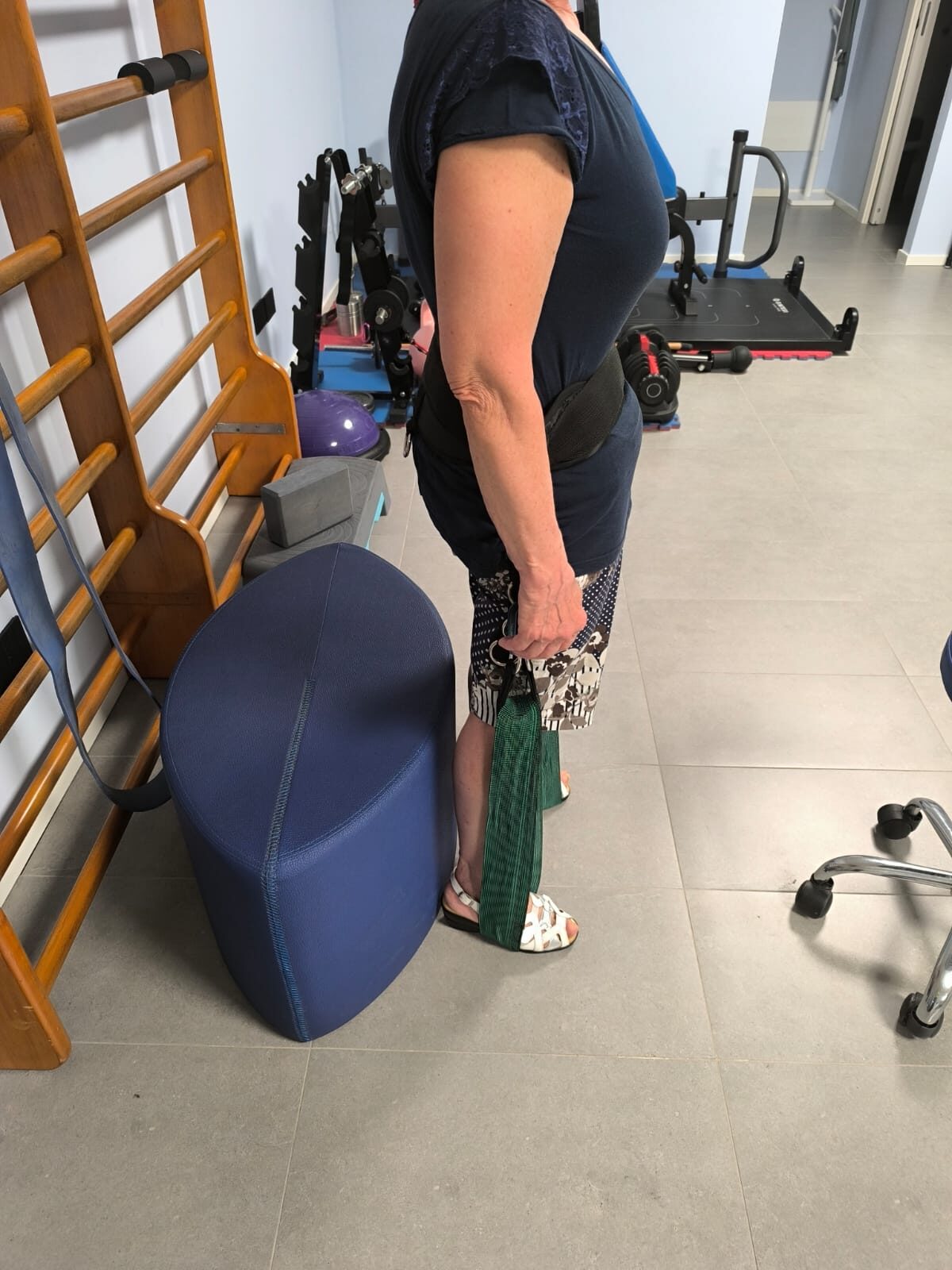 Rieducazione del cammino in palestra riabilitativa